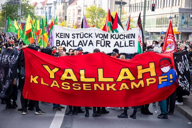Bilder des Jahres 2021, News 05 Mai News Themen der Woche KW17 News Bilder des Tages Menschen nehmen an der Revolutionaere 1. Mai Demonstration in Berlin am 1. Mai 2021. 1 Mai in Berlin