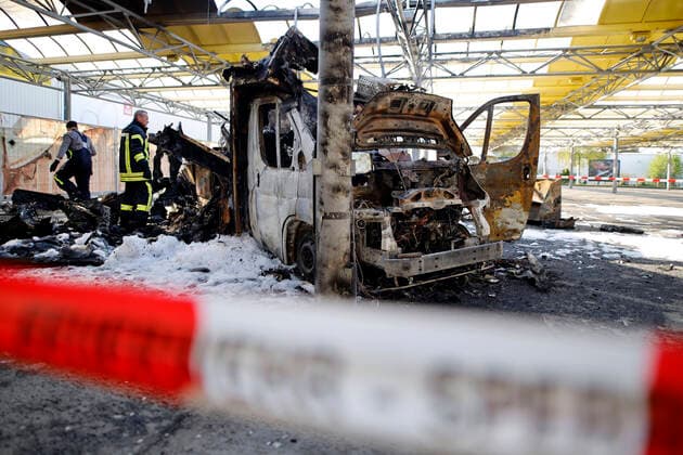 Bilder des Jahres 2021, Entertainment 05 Mai Entertainment Themen der Woche KW18 News Bilder des Tages Willi Herrens Reibekuchen-Foodtruck ist auf dem Parkplatz des Großmarkts Selgros abgebrannt. Die Feuerwehr untersucht das Wrack. Warum der Foodtruck abgebrannt ist, muss noch ermittelt werden. Willi Herren war am 20. April tot in seiner Wohnung in Köln gefunden worden. Den Foodtruck hatte er erst wenige Tage vor seinem Tod eröffnet. Frechen, 03.05.2021