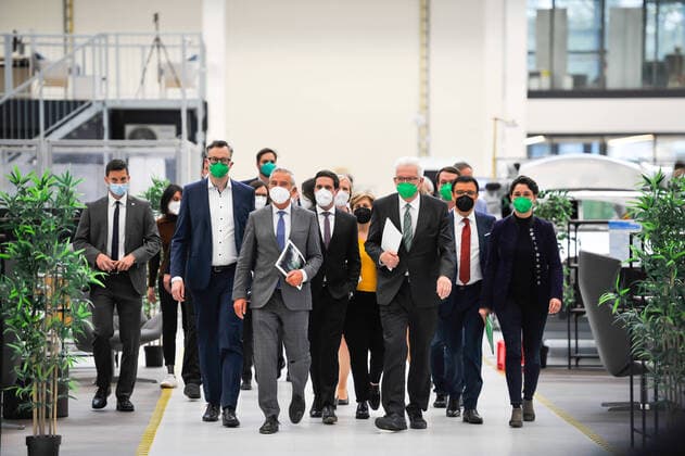 Bilder des Jahres 2021, News 05 Mai News Themen der Woche KW18 News Bilder des Tages CDU Grüne Koalitionsvertrag. Unterzeichnung Koalitionsvertrag der CDU und der Gruenen in der ARENA 2035, der Universitaet Stuttgart. Mit u.A. - Grüne: MP Kretschman, Dr. Sandra Detzer, Oliver Hildebrand - CDU: Thomas Strobl, Manuel Hagel, Prof. Wolfgang Reinhart, Nicole Razavi Stuttgart Baden-Wuerttemberg Deutschland Copyright: xMaxxKovalenkox