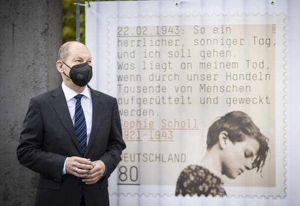Bilder des Jahres 2021, News 05 Mai News Themen der Woche KW18 News Bilder des Tages Bundesfinanzminister Olaf Scholz, SPD, aufgenommen im Rahmen der Ausstellungseroeffnung zu Sophie Scholl des Internationalen Auschwitz-Komitees und der Gedenkstaette Deutscher Widerstand in der Landesvertretung Niedersachen in Berlin. 06.05.2021. Berlin Deutschland
