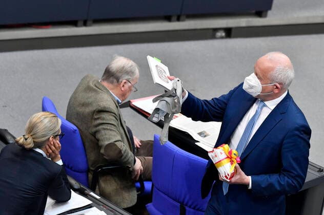 Bilder des Jahres 2021, News 05 Mai News Themen der Woche KW18 News Bilder des Tages Alice Weidel, Alexander Gauland und Wieland Schinnenburg in der 227. Sitzung des Deutschen Bundestages im Reichstagsgebäude. Berlin, 06.05.2021
