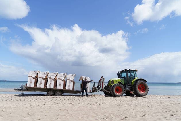Bilder des Jahres 2021, News 05 Mai News Themen der Woche KW18 News Bilder des Tages Vorbereitung auf Wiedereröffnung ab 08. Mai 2021 - Tourismus in der Modellregion Lübecker Bucht, die sich aus der Stadt Neustadt in Holstein mit Pelzerhaken und Rettin, der Gemeinde Sierksdorf, der Gemeinde Scharbeutz mit Haffkrug sowie der Gemeinde Timmendorfer Strand mit Niendorf zusammensetzt;Vorbereitung auf Wiedereröffnung ab 08. Mai 2021 - Tourismus in der Modellregion Lübecker Bucht, die sich aus der Stadt Neustadt in Holstein mit Pelzerhaken und Rettin, der Gemeinde Sierksdorf, der Gemeinde Scharbeutz mit Haffkrug sowie der Gemeinde Tim, Scharbeutz Schleswig-Holstein Deutschland Strand