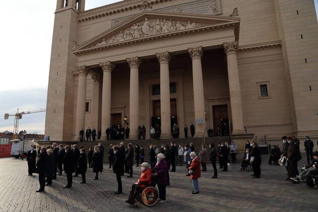 Bilder des Jahres 2021, News 05 Mai News Themen der Woche KW18 News Bilder des Tages Menschen stehen vor der Nikolaikirche und gedenken bei Glockengeläut der im Oberlinhaus getöteten Menschen, Alter Markt, Potsdam, 6. Mai 2021. Gedenkgottesdienst in Potsdam