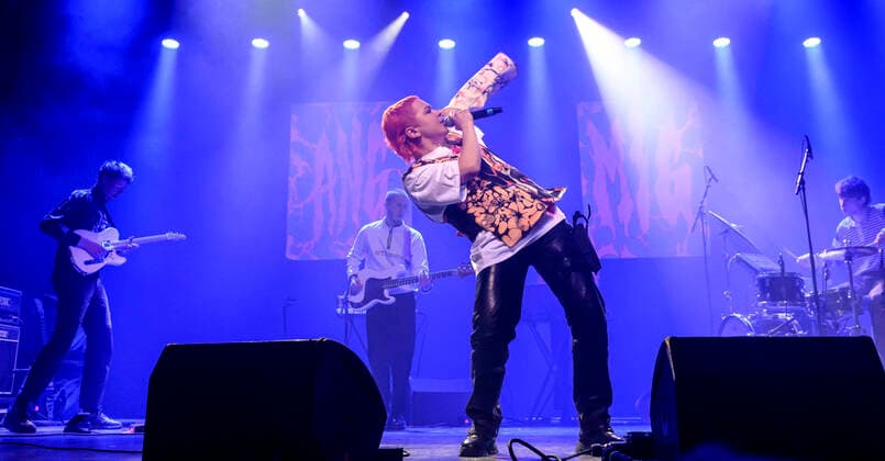 Bilder des Jahres 2021, Entertainment 05 Mai Entertainment Themen der Woche KW18 Angaaende Mig paa scenen under Koncertaftenen med Vega s udvalgte, der fejrer genaabningen af spillestedet Vega fredag den 7. maj 2021. Vega har vaeret nedlukket i flere maaneder paa grund af Corona Covid-19 krisen og kan nu aabne for koncerter, dog med halv kapacitet 500 Personer. , Copenhagen Copyright: TorbenxChristensen TorbenxChristensenx COP200 spdk20210508-022141-L