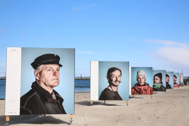 Bilder des Jahres 2021, Entertainment 05 Mai Entertainment Themen der Woche KW18 News Bilder des Tages Blick am Freitag (07.05.2021) in Zingst (Landkreis Vorpommern Rügen) auf Porträts von Fischern. Das Ostseeheilbad zeigt derzeit in einer außergewöhnlichen Ausstellung am örtlichen Strand unter dem Motto Die Letzten ihrer Zunft eine Schau mit Gesichtern von Fischern die von den Fotografen Franz Bischof und Jan Kuchenbecker geschaffen wurde. Die beiden haben über einen längeren Zeitraum die Küstenfischer aufgesucht und autark in Szene gesetzt, um u.a. zu zeigen wie es gegenwärtig um den traditionellen Berufsstand der Fischer bestellt ist. Dieser ist nämlich seit Jahren nicht mehr nur von harter Arbeit und der Liebe zum Meer geprägt, sondern vielmehr von Fangquoten, Umweltauflagen und EU-Bestimmungen.