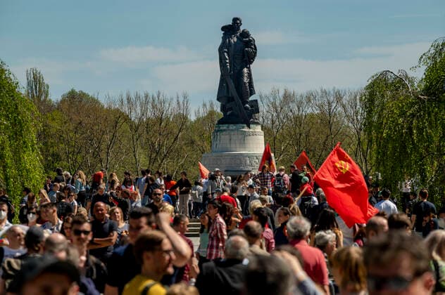 Bilder des Jahres 2021, News 05 Mai News Themen der Woche KW18 News Bilder des Tages Architektur Kunst Tourismus Wetter Reisen Berlin 09.05.2021 76.Jahrestag Ende des 2.Weltkrieges SOWJETISCHES EHRENMAL TREPTOW 76.Jahrestag des Sieges über den deutschen Nationalsozialismus Das Sowjetische Ehrenmal im Treptower Park ist eine Gedenkstätte und zugleich Soldatenfriedhof im Treptower Park in Berlin. Die im Mai 1949 fertiggestellte Anlage wurde auf Weisung der Sowjetischen Militäradministration in Deutschland errichtet, um die im Zweiten Weltkrieg gefallenen Soldaten der Roten Armee zu ehren. Lockdown Covid 19 Berlin sowjetisches Ehrernmal Berlin Deutschland