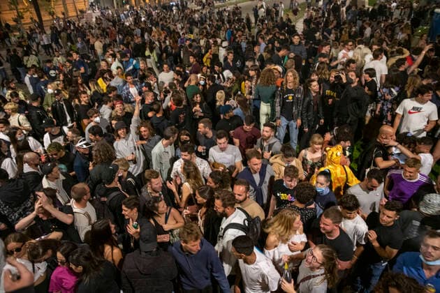 Bilder des Jahres 2021, News 05 Mai News Themen der Woche KW18 News Bilder des Tages Several young people gathered in a festive atmosphere, in a street of Barcelona, during the first night without the state of alarm, on May 9, 2021, in Barcleona, Catalonia (Spain). The state of alarm that the Government decreed for the second time six months ago ended at 00.00 hours this Sunday, May 9. In Catalonia this has led to the fall of the curfew and the perimeter confinement of the Community. 09 MAY 2021;BARCELONA;STATE OF ALARM;PANDEMIC;BOTELLON;FIESTA Lorena Sopêna i Lòpez LagenciaEP 05 09 2021 BARCELONA, CATALONIA BARCELONA, CATALONIA Spain Copyright: xLorenaxSopênaxixLòpezx 3697404