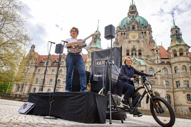 Bilder des Jahres 2021, Entertainment 05 Mai Entertainment Themen der Woche KW19 Niedersachsen, Hannover, Kultur, Kultur(fahr)rad macht Musik mobil, Hannovers erstes rollendes Kulturrad mit kompakter und mobiler Minibühne verwandelt Plätze und Orte in der Stadt zum Open Air-Konzertsaal. Kulturdezernentin Konstanze Beckedorf und der Ideengeber des Kulturrads Daniel Zeinoun, stellen das umgebaute Lastenrad vor,