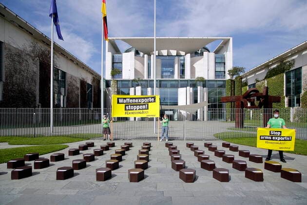 Bilder des Jahres 2021, News 05 Mai News Themen der Woche KW19 News Bilder des Tages 11.05.2021, Berlin, Deutschland - Foto: Anlaesslich der Hauptversammlung von Rheinmetall, demonstrierten Greenpeace-Aktivisten symbolisch mit Saergen vor dem Bundeskanzleramt, gegen die Lieferung deutscher Kriegswaffen und sonstiger Ruestungsgueter in Drittlaender.