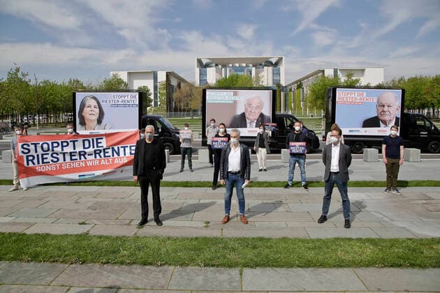 Bilder des Jahres 2021, News 05 Mai News Themen der Woche KW19 News Bilder des Tages 11.05.2021, Berlin, Deutschland - Stoppt die Riester-Rente! Foto: Unter dem Slogan: Stoppt die Riester-Rente! - demonstrierte eine Verbraucherallianz bestehend aus Der Bund der Versicherten e.V., BdV, Verbraucherzentrale Bundesverband, vzbv und Buergerbewegung Finanzwende, vor dem Bundeskanzleramt fuer ein Ende der Riester-Rente.