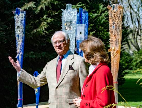 Queen Silvia and King Carl XVI Gustaf of Sweden inaugurate glass artist Bertil Vallien s exhibition Gatekeeper at Solliden Palace on Oland, Sweden, on May 11, 2021 Öland Sweden ACE x10030x,  Copyright: xJonasxEkströmer TTx SOLLIDEN PALACE VALLIEN EXHIBITION