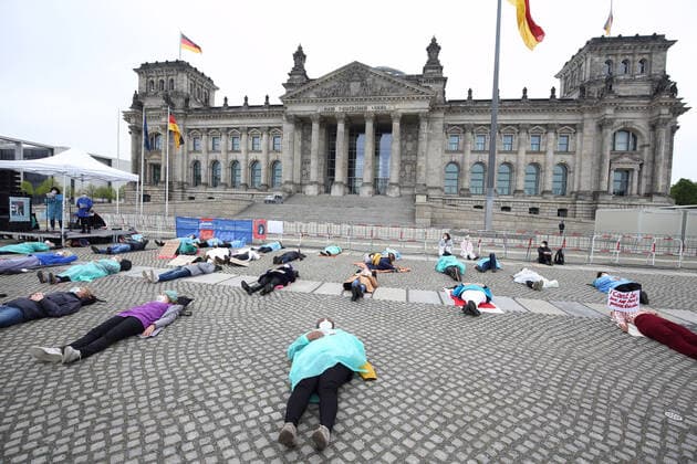 Bilder des Jahres 2021, News 05 Mai News Themen der Woche KW19 Zum Internationalen Tag der Pflege haben Branchenvertreter mit einer Protestaktion vor dem Bundestag auf Missstaende im Pflegebereich aufmerksam gemacht. Unter dem Motto Wenn, dann jetzt: Pflegerebellion beteiligten sich rund 50 Pflegerinnen und Pfleger an einer Demonstration und einem anschliessenden Sleep-In in der Naehe des Reichstagsgebaeudes. Zu dem Protest aufgerufen hatte unter anderem die Bundesarbeitsgemeinschaft kommunaler Frauenbueros und Gleichstellungsstellen. Die Demonstrantinnen und Demonstranten wandten sich gegen die unhaltbaren Zustaende im Gesundheitsbereich . (Siehe epd-Meldung vom 12.05.2021) Sleep-In-Protest gegen Pflegenotstand