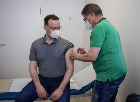 Bilder des Jahres 2021, News 05 Mai News Themen der Woche KW19 News Bilder des Tages Bundesgesundheitsminister Jens Spahn (CDU) bekommt eine Impfung gegen COVID-19 in einer Hausarztpraxis in Legden am 14.05.2021. Legden Deutschland