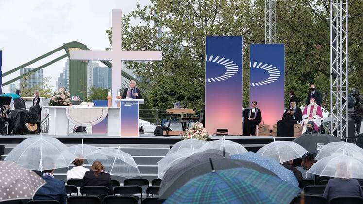 Bilder des Jahres 2021, News 05 Mai News Themen der Woche KW19 16.05.2021 xkhx Frankfurt am Main, Weseler Werft Ökumenische Kirchentag 2021 Schaut hin - Kommt und seht! Open-Air-Abschlussgottesdienst des 3. ÖKT Bundespräsident Frank-Walter Steinmeier bei seiner Rede