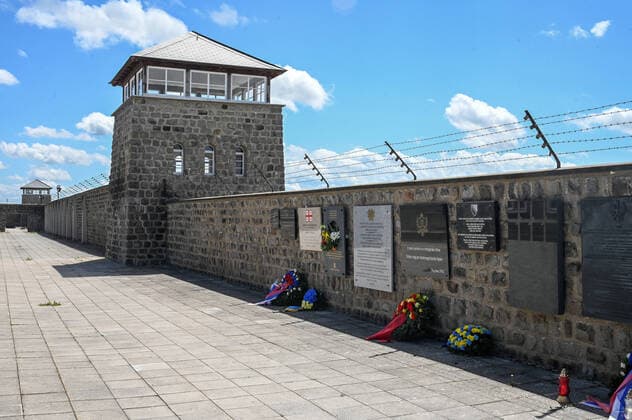 Bilder des Jahres 2021, News 05 Mai News Bilder des Tages News Themen der Woche KW19 76. Gedenktag am 16.05.21, zur Befreiung des Konzentrationslagers Mauthausen in Oberösterreich, durch amerikanische Truppen, nach dem Zerfall des Hitler-Deutschland, am 6.Mai 1945. Das Bild zeigt eine Ansicht einer Innenmauer mit Wachturm 2021 - 76. Gedenktag, am 16.05.21 zur Befreiung des Konzentrationslagers Mauthausen in Oberösterreich.
