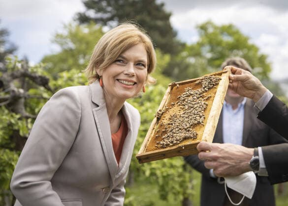 Bilder des Jahres 2021, News 05 Mai News Themen der Woche KW20 News Bilder des Tages Bundeslandwirtschaftsministerin Julia Kloeckner (CDU) im Rahmen einer Bescheiduebergabe zum Thema - NutriBee - an das Julius Kuehn-Institut. Braunschweig, 17.05.2021. Braunschweig Germany