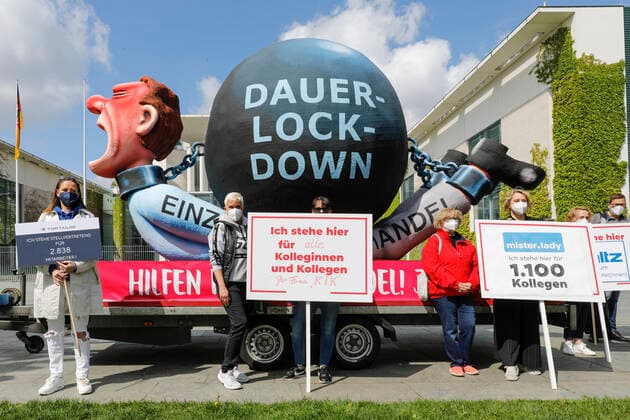 Bilder des Jahres 2021, News 05 Mai News Themen der Woche KW20 News Bilder des Tages Protest Einzelhandels vor dem Bundeskanzleramt Berlin, 19.05.2021 - Vertreter von Einzelhandelsketten wie S.Oliver, Thalia ,Kik, Galeria Karstadt Kaufhof sowie der Handelsverband Deutschland demonstrieren vor dem Kanzleramt gegen die geltenden Lockdown-Regelungen und die ihrer Meinung nach unzureichenden Corona-Hilfen der Bundesregierung. Berlin Berlin Deutschland