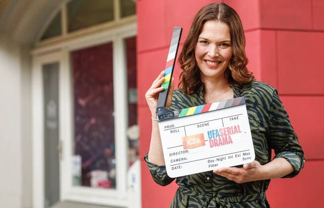 Bilder des Jahres 2021, Entertainment 05 Mai Entertainment Themen der Woche KW20 Koeln Großes Wiedersehen bei Unter uns : Schauspielerin Tatiani Katrantzi kehrt nach 23 Jahren zurueck in die Schillerallee Tatiani Katranzi. Großes Wiedersehen bei Unter uns : Schauspielerin Tatiani Katrantzi kehrt nach 23 Jahren zurück in die Schillerallee. Copyright: xJulianxMeusel Eibner-Pressefotox EP_JML