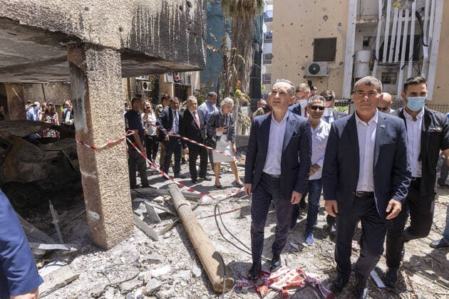 Bilder des Jahres 2021, News 05 Mai News Themen der Woche KW20 News Bilder des Tages Heiko Maas, SPD, Bundesaussenminister, reist nach Israel und in die Palaestinensischen Gebiete. BM Maas besichtigt, zusammen mit dem Aussenminister von Israel, Gabi Ashkenazi und dem Kommandeur der Bevoelkerungsschutzeinheit der Israelischen Streitkraefte, Generalmajor Ori Gordin, ein von einer aus dem Gaza-Streifen abgefeuerte Rakete getroffenes Haus in Petah Tikwa Israel, 20.05.2021 Petah Tikwa Israel