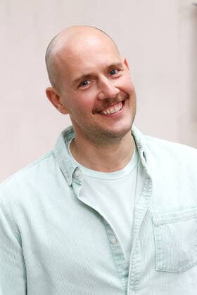 Oliver Petszokat beim Fototermin am Rande der Dreharbeiten von Unter Uns (RTL) in Köln, 2021 Comeback für Oli P s Exfrau Tatiani Katrantzi bei Unter Uns (RTL).
