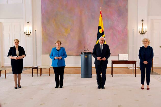 Bilder des Jahres 2021, News 05 Mai News Themen der Woche KW20 News Bilder des Tages Berlin, Entlassung von Franziska Giffey und Ernennung von Christine Lambrecht durch Steinmeier Franziska Giffey, Angela Merkel, Frank-Walter Steinmeier und Christine Lambrecht beim Bildtermin zur Aushändigung der Entlassungsurkunde an Franziska Giffey und Überreichung der Ernennungsurkunde an Christine Lambrecht durch den Bundespräsidenten im Schloss Bellevue. Berlin, 20.05.2021