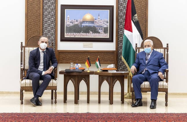 Bilder des Jahres 2021, News 05 Mai News Themen der Woche KW20 News Bilder des Tages Nahostkonflikt, Mahmud Abbas empfängt Heiko Maas in Ramallah Heiko Maas, SPD, Bundesaussenminister, reist nach Israel und in die Palaestinensischen Gebiete. Hier bei einem Gespraech mit dem Praesidenten der Palaestinensischen Behoerde, Mahmoud Abbas. Ramallah, 20.05.2021 Ramallah, Palaestinensische Gebiete