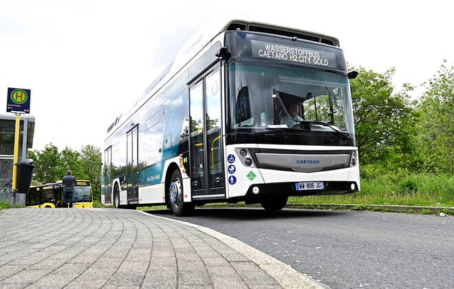 Bilder des Jahres 2021, News 05 Mai News Themen der Woche KW20 News Bilder des Tages WASSERSTOFFBUS CAETANO H2. CITY GOLD auf Testfahrt. Am Freitag,21.Mai,testet die Ruhrbahn im Mülheimer Bedienungsgebiet einen Brennstoffzellenbus der Firma Caetano Bus auf Zuverlässigkeit,Reichweite und technische Anforderungen.Das elektrische Modell H2.City Gold des portugisischen Herstellers Caetano auf Testfahrt in Mülheim-Ruhr,Stadt im Ruhrgebiet im Bundesland Nordrhein-Westfalen ( NRW ),fotografiert am 21.05.2021. Â