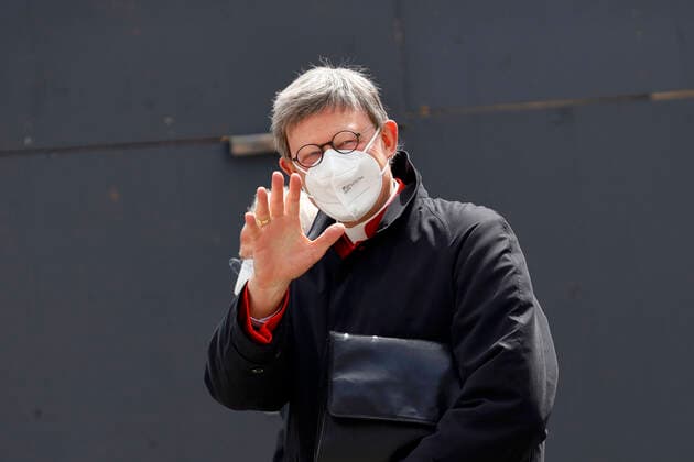 Bilder des Jahres 2021, News 05 Mai Coronavirus in Kanada, Premierminister von Nova Scotia Iain Rankin bekommt Pfizer-BioNTech Impfung News Themen der Woche KW20 Der Kölner Erzbischof Rainer Maria Kardinal Woelki nach dem Pontifikalamt am Pfingstsonntag im Kölner Dom. Wegen seines Umgangs mit sexuellem Missbrauch in der Kirche steht Kardinal Woelki seit Monaten in der Kritik. Termine für Kirchenaustritte sind auf Monate ausgebucht. Eine Düsseldorfer Kirchengemeinde hat Woelki aus Köln nun ausgeladen. Köln, 23.05.2021