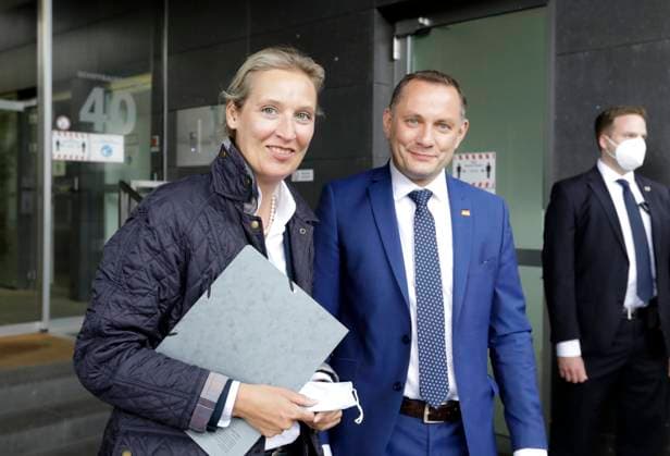 Bilder des Jahres 2021, News 05 Mai News Themen der Woche KW21 News Bilder des Tages Alice Weidel, Co-Vorsitzende der AfD-Bundestagsfraktion, Tino Chrupalla, stv. Vorsitzender der AfD-Bundestagsfraktion und Spitzenkandidat fuer die Bundestagswahl, vor der AfD Pressekonferenz in der Bundespressekonferenz, PK zu - Vorstellung des Spitzenduos fuer die Bundestagswahl 2021, DEU, Berlin, 25.05.2021