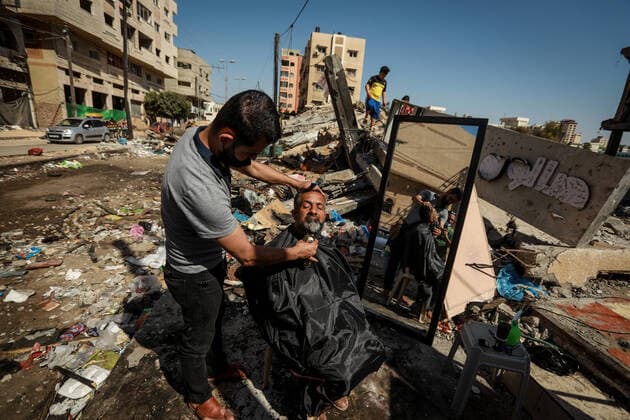 Bilder des Jahres 2021, News 05 Mai News Themen der Woche KW21 News Bilder des Tages Daily Life In Gaza A Palestinian barber works next to the ruins of buildings and shops destroyed by Israeli strikes, in Gaza City, on May 25, 2021. - A ceasefire was reached late last week after 11 days of deadly violence between Israel and the Hamas movement which runs Gaza, stopping Israel s devastating bombardment on the overcrowded Palestinian coastal enclave which, according to the Gaza health ministry, killed 248 Palestinians, including 66 children, and wounded more than 1,900 people. Meanwhile, rockets from Gaza claimed 12 lives in Israel, including one child and an Israeli soldier. Gaza Palestine fathi-notitle210525_npREa Copyright: xMajdixFathix