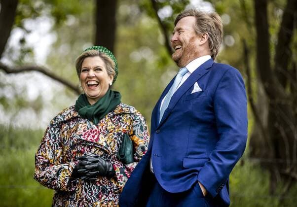 Bilder des Jahres 2021, Entertainment 05 Mai Entertainment Bilder des Tages BERGEN - King Willem-Alexander and Queen Maxima walk through De Maasduinen National Park during a regional visit to North Limburg. The royal couple will receive an explanation about the history of De Maasduinen nature reserve. ANP ROYAL IMAGES REMKO DE WAAL Copyright: xHollandsexHoogtex xxANPx x431871441x