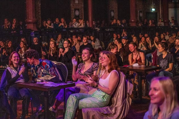 Bilder des Jahres 2021, Entertainment 05 Mai Entertainment Bilder des Tages Unter großem Medieninteresse fand am 28.5.2021 das erste Indoor Konzert Deutschlands im Jahr 2021 statt - nach sieben Monaten Pause. Auf Grund der niedrigen Inzidenz Entschied sich der Felsenkeller Leipzig den italienischen Sänger und Songwriter Fil Bo Riva (Filippo Bonamici) zu einem Konzert einzuladen. Das Konzert wurde eine Woche vorher angekündigt und die 330 Karten wurden über Pfingsten ausverkauft. Die Zuschauer mussten einen negativen Corona Test vorweisen und wurden an Tischen platziert. Die Show ist gleichzeitig Test für weitere Projekte.
