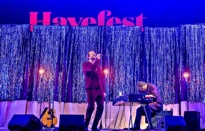 Bilder des Jahres 2021, Entertainment 05 Mai Entertainment Bilder des Tages Danske Peter Sommer spiller op til Havefest paa Plaenen i Tivoli fredag den 28. maj 2021 med siddende publikum delt op i to sektioner. Havefest afloeser Fredagsrock, der er aflyst paa grund af Covid-19 Coronakrisen. , Copenhagen Copyright: TorbenxChristensen TorbenxChristensenx spdk20210529-005541-L
