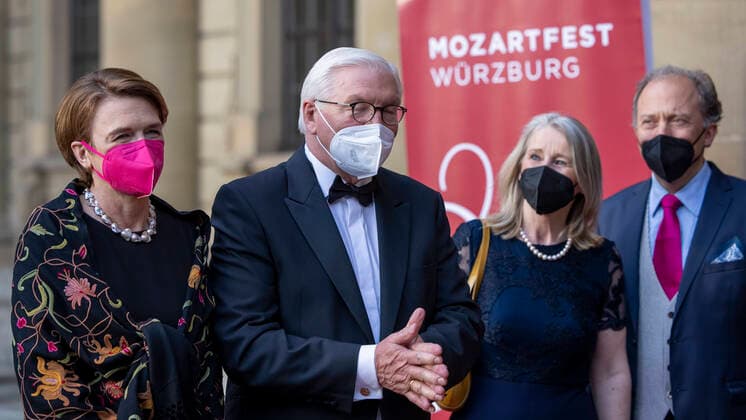 Bilder des Jahres 2021, Entertainment 05 Mai Entertainment Bilder des Tages Wuerzburg, Residenz, 28.05.2021, 100 Jahre Mozartfest Wuerzburg 2021, Eroeffnung des Jubilaeumsfestes Bild: v. li. v. li. Bundespräsident Frank-Walter Steinmeier seine Frau Elke Büdenbender, Evelyn Meining, Intendantin des Mozartfestes Würzburg, und Ihr Mann Stephan Mösch 2021 feiert Deutschlands aeltestes Mozartfest sein 100. Jubilaeum Copyright: HMBxMedia xHeikoxBecker