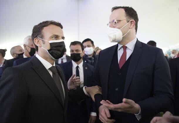 Bilder des Jahres 2021, News 05 Mai News Themen der Woche KW21 News Bilder des Tages Bundesgesundheitsminister Jens Spahn (CDU) trifft den Praesidenten der franzoesischen Republik, Emmanuel Macron, in der Residenz des franzoesischen Botschafters in Pretoria am 29.05.2021. Pretoria South Africa