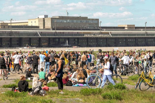Bilder des Jahres 2021, News 05 Mai News Themen der Woche KW21 News Bilder des Tages 30.05.2021,Berlin,Deutschland,GER,das Tempelhofer Feld.Am heutigen Sonntag ist jung und alt vor Ort.Es wird getanzt.