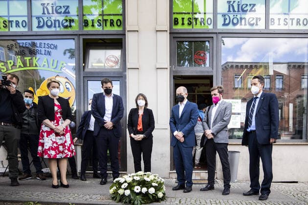 Bilder des Jahres 2021, News 05 Mai News Themen der Woche KW21 News Bilder des Tages Olaf Scholz, Kanzlerkandidat der SPD, aufgenommen bei einem Besuch des Kiez-Doener, der im Oktober 2019 Ziel eines rechtsextremistischen Anschlages wurde, in Halle, 30.05.2021. Halle Deutschland