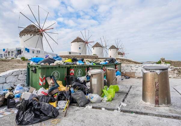 Überfüllte Mülleimer, Problem von Massentourismus, Windmühlen, Mykonos, Kykladen, Ägäis, Griechenland, Europa Copyright: imageBROKER MoritzxWolf ibxmmw06726317.jpg