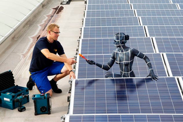 Bilder des Jahres 2021, Entertainment 06 Juni Entertainment Themen der Woche KW22 Die Bundesregierung reagiert beim Klimaschutz: In einem Entwurf für ein Sofortprogramm bringt sie eine Installationspflicht von Solarzellen für alle Neubauten ins Gespräch. Gleiches solle auch bei größeren Dachsanierungen von Bestandsbauten gelten. Hier auf dem Foto Model Lara als Solarzelle und Photovoltaik-Installateur Alexander auf dem Dach der Firma Elektroma. Das Bodypainting stammt vom Body-Art Künstler Jörg Düsterwald. Hameln. 03.06.2021
