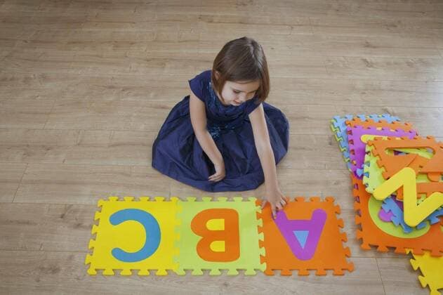 A young girl learning the alphabet model released, Symbolfoto, 10.02.2020 20:31:25, Copyright: xconceptualmotionx Panthermedia28117193