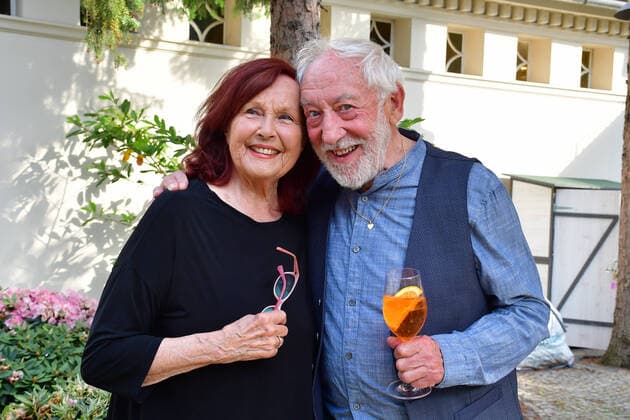 Bilder des Jahres 2021, Entertainment 06 Juni Entertainment Themen der Woche KW22 Entertainment Bilder des Tages SchlossPark Theater Premiere* WINTERROSE Brigitte Grothum, Dieter Hallervorden Ankunft zur SchlossParkTheater Premiere* WINTERROSE * zu Coronazeiten in Berlin am 06.06.2021