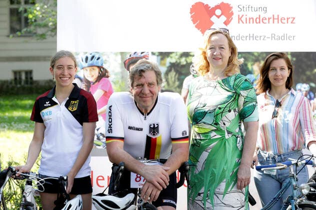 Bilder des Jahres 2021, Entertainment 06 Juni Entertainment Themen der Woche KW23 Entertainment Bilder des Tages Carlotta Walser, Uwe Rohde und Sylvia Paul beim Start zur 6. Etappe der HerzRadtour zugunsten der Stiftung KinderHerz vor dem Deutschen Herzzentrum Berlin. Berlin, 07.06.2021
