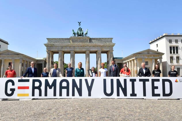 Bilder des Jahres 2021, Entertainment 06 Juni Entertainment Themen der Woche KW23 Entertainment Bilder des Tages News Bilder des Tages Tim Höttges, Thomas Berlemann, Franziska van Almsick, Malaika Mihambo, Stephan Mayer, Johannes B. Kerner und Sportler beim Fototermin nach der Pressekonferenz zum Auftakt der neuen Sporthilfe-Kampagne Germany United vor dem Brandenburger Tor. Berlin, 07.06.2021