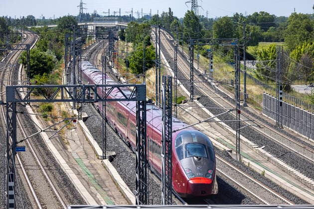 Die Italo Nuovo Trasporto Viaggiatori (NTV) ist ein privates italienisches Eisenbahnunternehmen. Es bietet in Konkurrenz zur staatlichen T r e n i t a l i a Hochgeschwindigkeitsverkehr zwischen italienischen Großstädten an. Schnellbahnstrecke bei Castelfranco Emilia. 27.05.2021: ITA, Italien, Castelfranco Emilia.