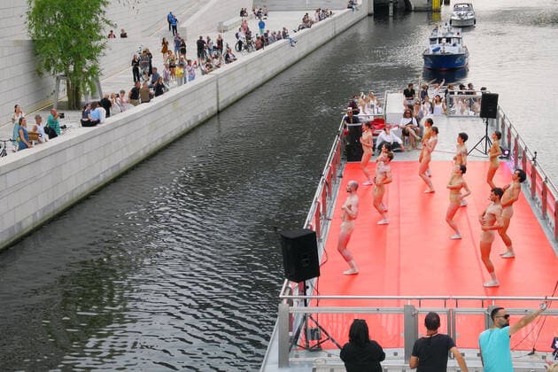 Bilder des Jahres 2021, Entertainment 06 Juni Entertainment Themen der Woche KW23 Staatsballett auf abendlicher 2,5 stuendiger Schiffstour durch Berlins Mitte. Zuschauer am Spreeufer dankten mit Beifall.