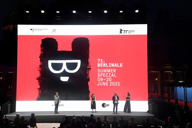 Bilder des Jahres 2021, Entertainment 06 Juni Entertainment Themen der Woche KW23 Entertainment Bilder des Tages Carlo Chatrian, Khalil Joreige, Joana Hadjithomas und Rim Turki bei der Premiere des Kinofilms Memory Box auf der Berlinale Summer Special 2021 71. Internationale Filmfestspiele Berlin im Freiluftkino Museumsinsel. Berlin, 11.06.2021