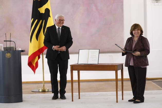 Bilder des Jahres 2021, Entertainment 06 Juni Entertainment Themen der Woche KW24 Bundespräsident Frank-Walter Steinmeier, Literaturnobelpreisträgerin Swetlana Alexijewitsch, Deutschland, Berlin, Verleihung des Großen Verdienstkreuzes an Swetlana Alexijewitsch