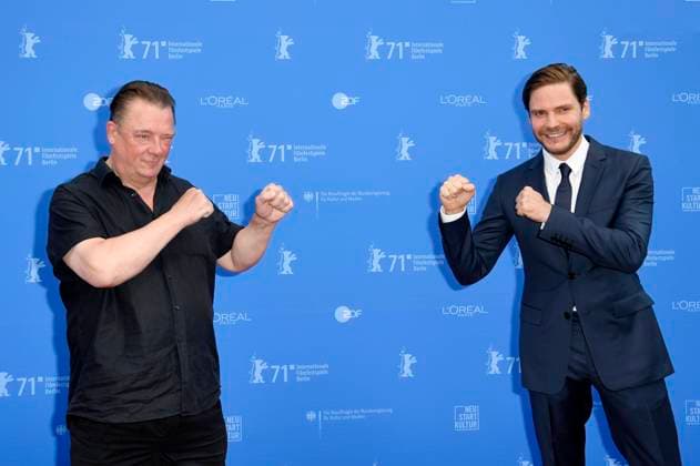 Bilder des Jahres 2021, Entertainment 06 Juni Entertainment Themen der Woche KW24 Entertainment Bilder des Tages Peter Kurth und Daniel Brühl bei der Premiere des Kinofilms Nebenan Next Door auf der Berlinale Summer Special 2021 71. Internationale Filmfestspiele Berlin im Freiluftkino Museumsinsel. Berlin, 16.06.2021