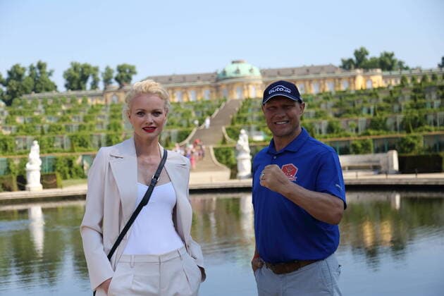 Bilder des Jahres 2021, Entertainment 06 Juni Entertainment Themen der Woche KW24 Entertainment Bilder des Tages Model Franziska Knuppe und Ex-Boxer Axel Schulz posieren als Botschafter für Brandenburg zum diesjährigen Tag der Deutschen Einheit am Schloss Sanssouci in Potsdam, 17. Juni 2021. Vorstellung Einheitsbotschafter Brandenburg