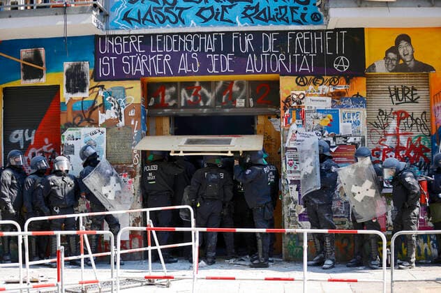 Bilder des Jahres 2021, News 06 Juni News Themen der Woche KW24 Im teilbesetzten Haus in der Rigaer Straße 94 sollte am Donnerstag der Brandschutz überprüft werden. Nachdem die Bewohner sich zunächst weigerten, die Tür zu öffnen, verschaffte sich die Polizei gewaltsam Zutritt und wurde mit Farbe beworfen. (Quelle: rbb online) Berlin, 17.06.2021